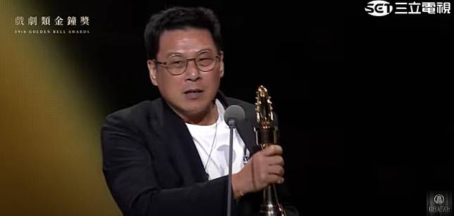 導演許肇任替吳慷仁上台致詞。（圖／翻攝自金鐘獎 Golden Bell Awards YT）