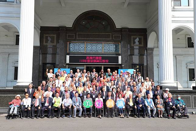 高雄市議會十一日舉行歷屆議員回娘家活動，約有一百多位歷屆議員報名參加活動，氣氛溫馨美好。（記者吳文欽攝）