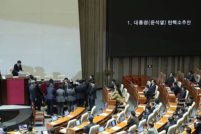 Staff members count the votes on the impeachment motion against President Yoon Suk-yeol at the National Assembly in Seoul, South Korea, Dec. 14, 2024. (Xinhua/Yao Qilin)