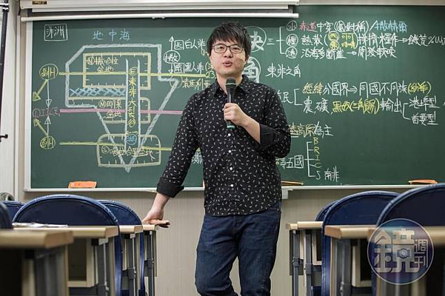 站上講台，劉成霖是補教業地理名師；下課後，他則是征戰股海的專業投資人。