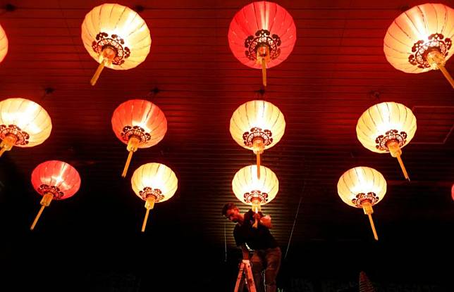 圖為馬來西亞吉隆坡一間廟宇17日掛起燈籠，準備迎接農曆春節。資料照片（路透社）