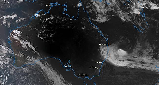 熱帶氣旋艾佛瑞德(Alfred)目前盤旋在澳洲東部大城布里斯本(Brisbane)以東約550公里(340英哩)處。(翻攝澳洲氣象局)