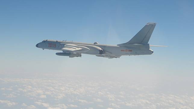 2架中國軍機及6架俄羅斯軍機去年11月30日3度進入南韓防空識別區，南韓緊急出動戰機升空因應，圖為中國轟-6轟炸機。資料照，取自台灣國防部