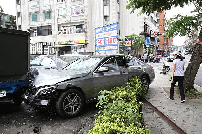 台北市松智路發生汽車爆衝撞傷多名路人和機車騎士。