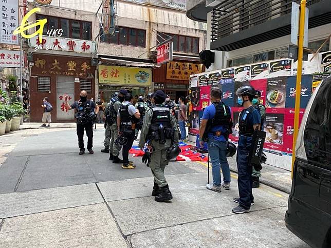 香港男子被警方搜身發現持有數面「中華民國」國旗，被依「涉嫌違反港區國安法」當場以警車載走。（翻攝自YKS至尊寶臉書）