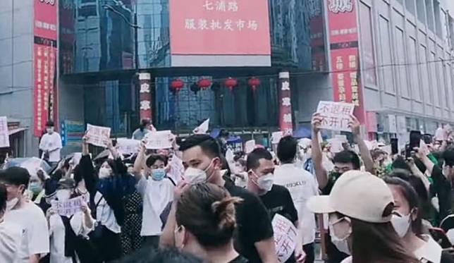 ▲上海七浦路爆發退租大遊行，當地商家高舉「不退租不開門」標語。（圖／翻攝自推特）