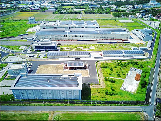 台鐵潮州機廠架設四點三MW(百萬瓦)的屋頂型太陽光電設備，響應屏東成為全台首個「RE一○○」的城市政策。(台鐵局提供)