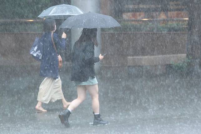 下週三起全台有雨，民眾的勞動節假期恐怕要在雨天度過。示意圖。彭欣偉攝