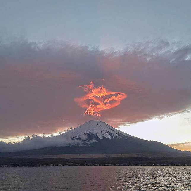 當地時間27日傍晚，日本富士山上空驚現一條「火龍」。（圖／翻攝自X@hori7186）