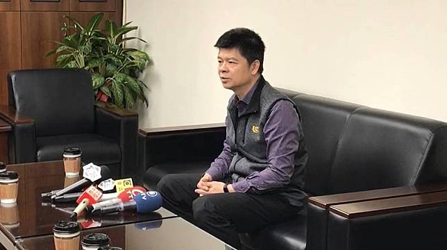 中正一分局長陳明志今天受訪時對連日來的風波、女兒發文不當事件致歉。(記者王冠仁翻攝)