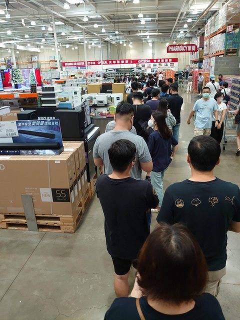 好市多買iPhone 14人潮不斷，甚至有人貼出排隊照片，讓其他人驚呼，「好市多超多人排隊有夠扯！」   圖：翻攝自PTT