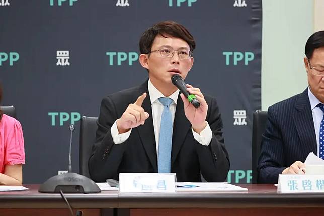民眾黨主席、立院黨團總召黃國昌