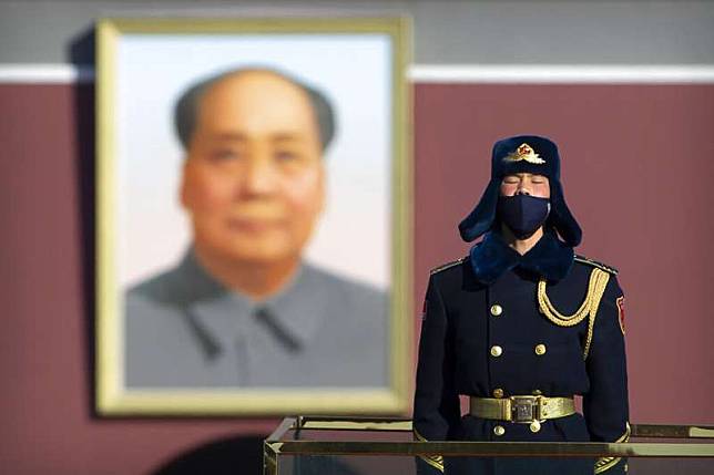 天安門廣場的武警與毛澤東肖像。（美聯社）