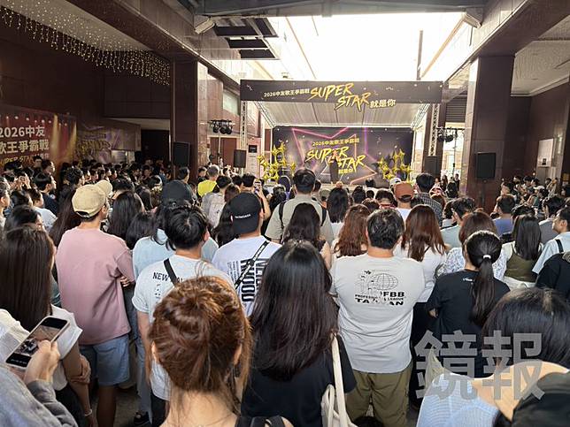 「中友歌王爭霸戰」周末(9日)舉辦決賽，吸引許多民眾到場觀戰。中友百貨提供