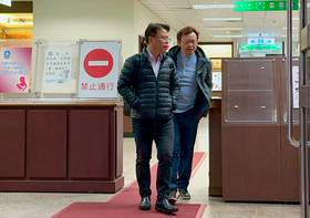 趙紘勳(右)今到高院出庭時，抗辯廉政官違法詢問，左為委任律師游儒倡。侯柏青攝。