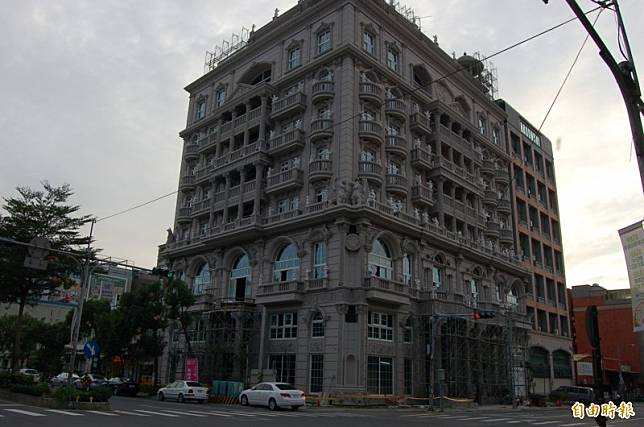 啟德機械起重工程董事長胡漢龑有「竹北吊車大王」之稱，在竹北打造高8層樓的豪宅。(資料照)
