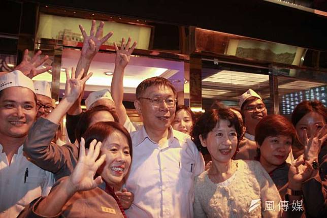 台北市長選舉進入倒數計時肉搏戰，現任市長柯文哲14日晚間再度前往萬華區的夜市掃街。（方炳超攝）