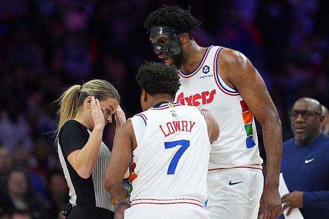 Joel Embiid（右）被判犯規後，向裁判Jenna Schroeder（左）抗議。（達志影像）