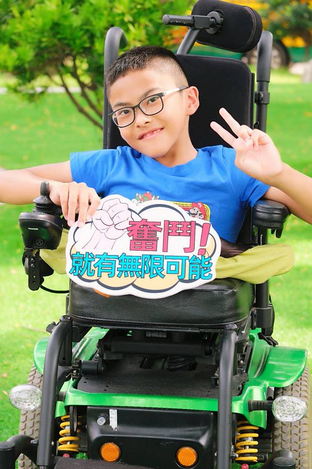 南市歸仁國小潘聖捷不畏身體障礙，勇敢面對生活挑戰，獲頒總統教育獎。（教育局提供）