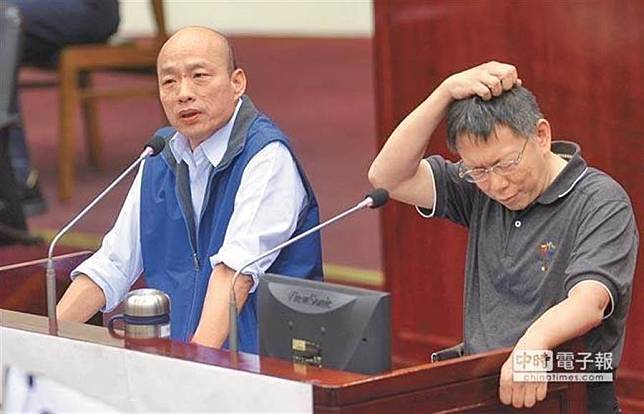 2016年。時任北農總經理的韓國瑜(左)與台北市長柯文哲在北市議會備詢。（本報資料照片）