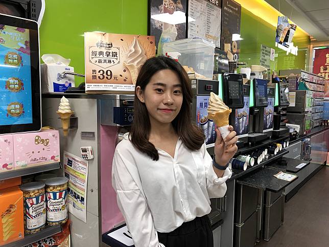 ▲全家首度將自家咖啡品牌Let’s Café與霜淇淋品牌Fami霜淇淋聯名，期望以甜點型商品切入咖啡消費市場。（圖／全家提供）