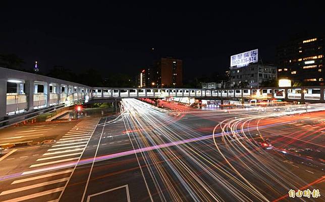 北市政府基於安全考量打算拆除大安區「和平新生行人天橋」，民眾組成團體連署要求緩拆，但網路上也出現不同聲音，認為天橋已經很老舊，很少人走，上、下樓梯也很辛苦，更有人認為天橋外觀醜，應該拆除。(資料照)