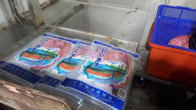 谷關的鹹鱒魚深受消費者喜愛，成為春節伴手禮最佳選擇。李陳信得攝