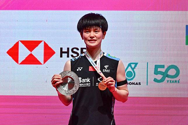 Wang Zhiyi of China poses for photos during the awarding ceremony after the women's singles final match between Wang Zhiyi of China and Venkata Sindhu Pusarla of India at Malaysia Masters 2024 in Kuala Lumpur, Malaysia, May. 26, 2024. (Photo by Chong Voon Chung/Xinhua)