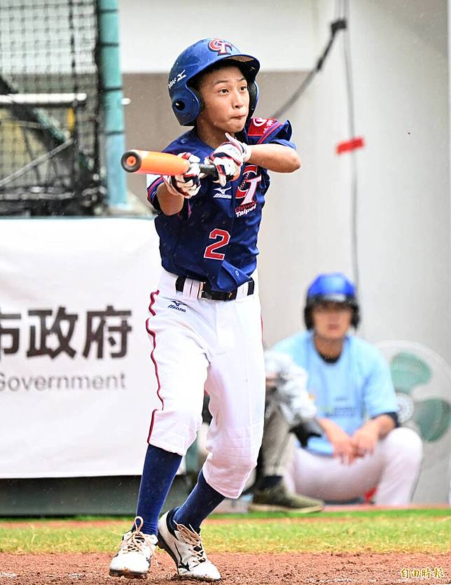 鄭奇恩短打送回2位隊友。(記者林正堃攝)