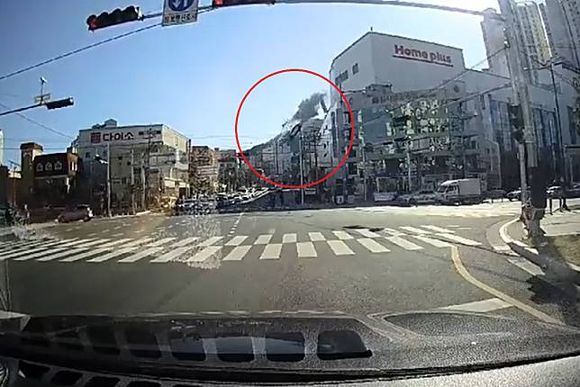 南韓釜山30日發生離奇車禍，1輛計程車衝出賣場5樓的停車場外牆，墜地後起火燃燒，恐怖瞬間全被附近車輛的行車記錄器拍下。(翻攝自推特)