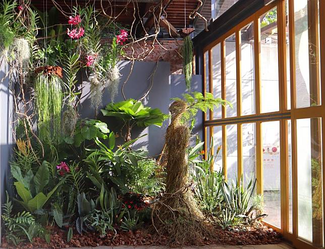 以花藝師角度出發，張瑛蘭的《生命原鄉中的花園》，透過綠植、花藝及生活氛圍的布置，打造出自然花藝風格。（記者盧萍珊攝）