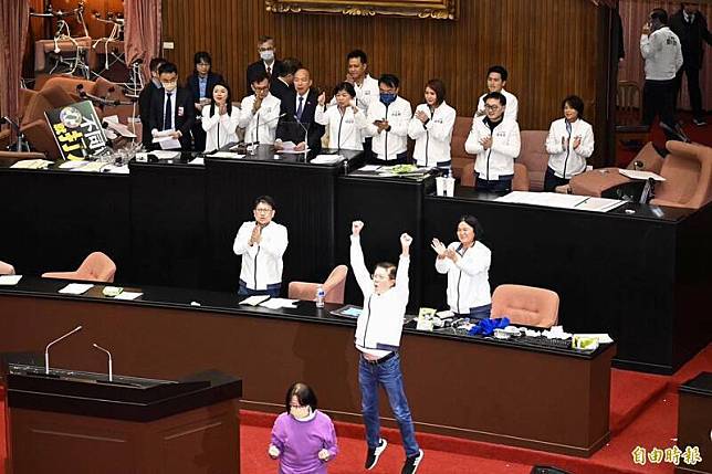 財劃法三讀通過，國民黨立委開心慶祝。(資料照，記者羅沛德攝)