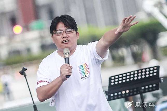 時代力量黨主席邱顯智23日出席「拒絕紅色媒體、守護台灣民主」凱道遊行。（簡必丞攝）