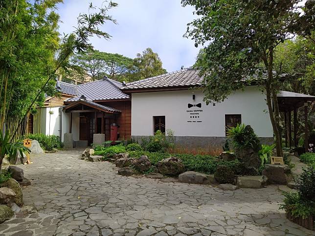 「CAMA COFFEE ROASTERS 豆留森林」改建自 1937 年歷史建築，建物址原為台灣省政府「農林廳林業試驗所轄管廳舍」。(圖/豆留森林)
