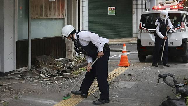 日本西部愛媛縣宇和島，警方18日試圖清除地震造成的廢墟。路透社