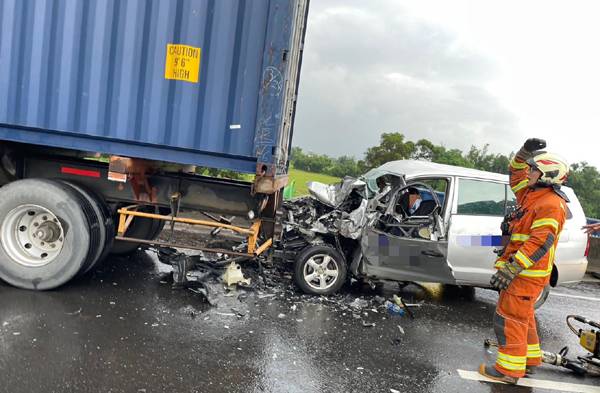 自小客疑視線不明追撞聯結車後方，造成竹小客駕駛多處受傷。（記者丘安翻攝）