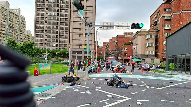 新北三峽北大附小旁今（5/19）下午4時發生重大車禍。新北消防局提供
