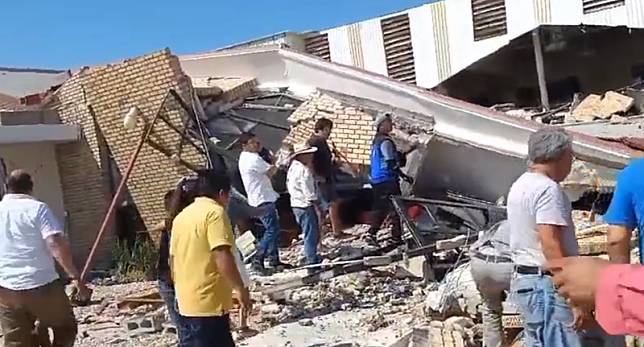 墨西哥一處教堂突坍塌，目前釀9死、49傷、20人受困。（翻攝自推特@lopezdoriga）