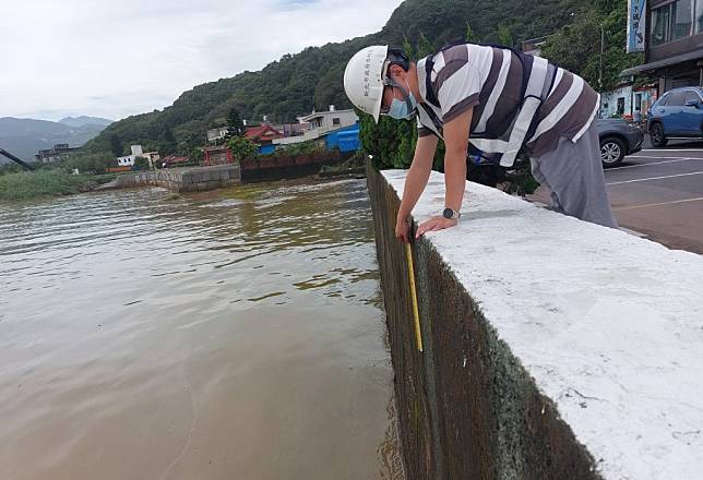 山陀兒颱風帶來超大豪雨重創北海岸，新北市府水利啟動建造物勘查工作派員檢查員潭溪護岸結構。　（新北水利局提供）