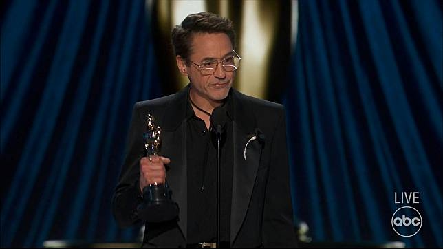 羅拔唐尼（Robert Downey Jr）憑《奧本海默》首度奪得「奧斯卡最佳男配角」獎。