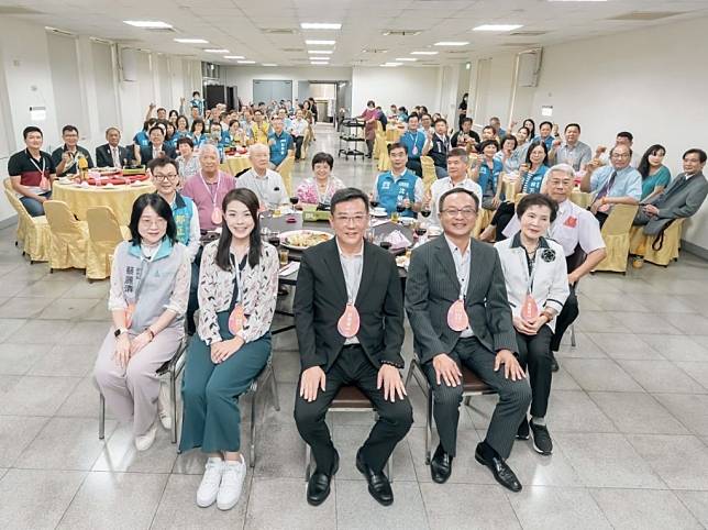 新竹市議會二十五日舉辦「議員暨職員工回娘家」活動，邀請上百位歷屆議員與職員工回娘家，參與踴躍。（記者曾芳蘭攝）