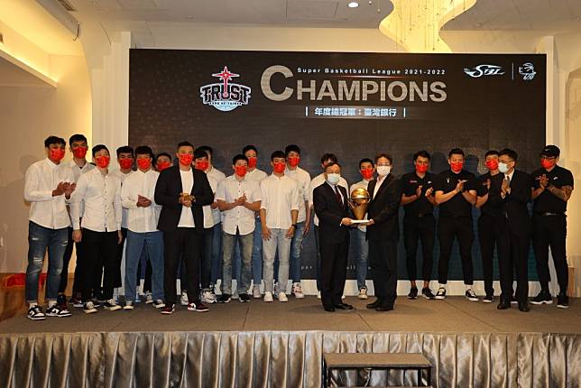 第19屆SBL超級籃球聯賽頒獎典禮，台灣銀行董事長呂桔誠（中左）率球隊成員受獎，由籃球協會副理事長張維正（中右）頒發第19屆SBL超級籃球聯賽冠軍盃。（台銀提供）