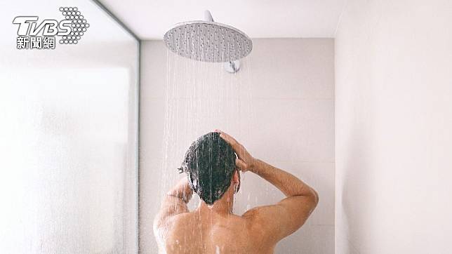 男子在洗澡時發現睪丸有硬塊。（示意圖，非當事人／shutterstock達志影像）
