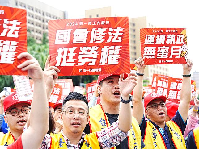 今年5/1勞工大遊行，以「連續執政無蜜月、國會修法護勞權」為行動主軸。(楊仁翔 攝)