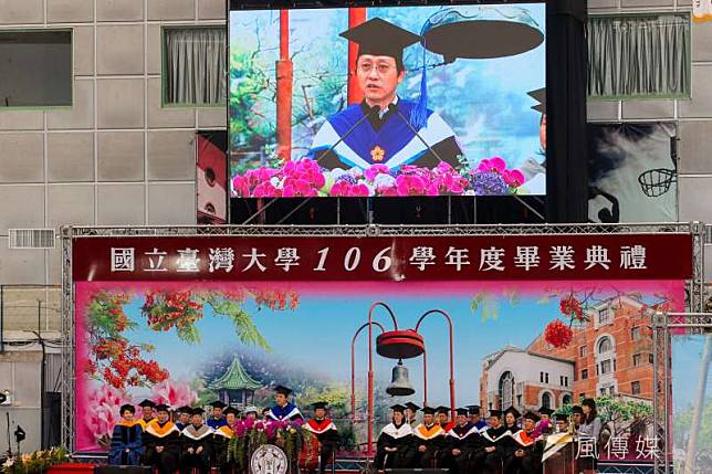 國立台灣大學10日上午舉行創校90周年畢業典禮，台大代理校長郭大維致詞述及校長遴選案大學自主時，全體與會師生熱烈鼓掌回應。（陳明仁攝）