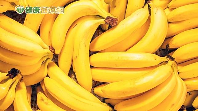 正確的保存方式應該是：將成熟香蕉「以保鮮膜整果包覆」，存放於冰箱蔬果層，大約可保持1週果皮顏色不變黑，也能維持正確的風味。