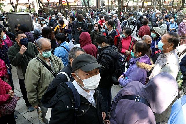 People queue for surgical masks from Galaxy Engineering Holding Company Limited in Tai Kok Tsui. Photo: Dickson Lee