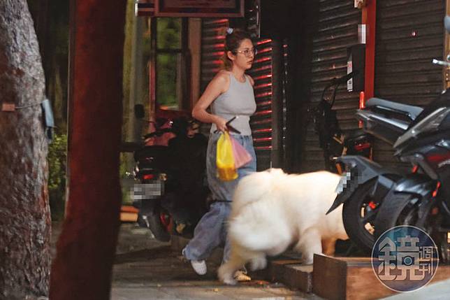 徐瑋吟牽著愛犬下了車，準備前往私人聚會。