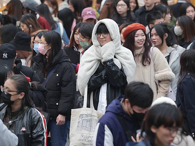 今天大陸冷氣團減弱，清晨輻射冷卻影響，各地天氣仍偏冷，各地普遍低溫約12至15度。本報資料照片