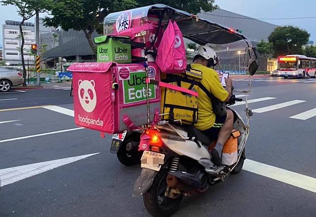 有民眾目擊外送員的機車不但打造L型遮雨棚，還載滿各家外送箱，令人歎為觀止！（圖片翻攝FB/外送員的奇聞怪事）